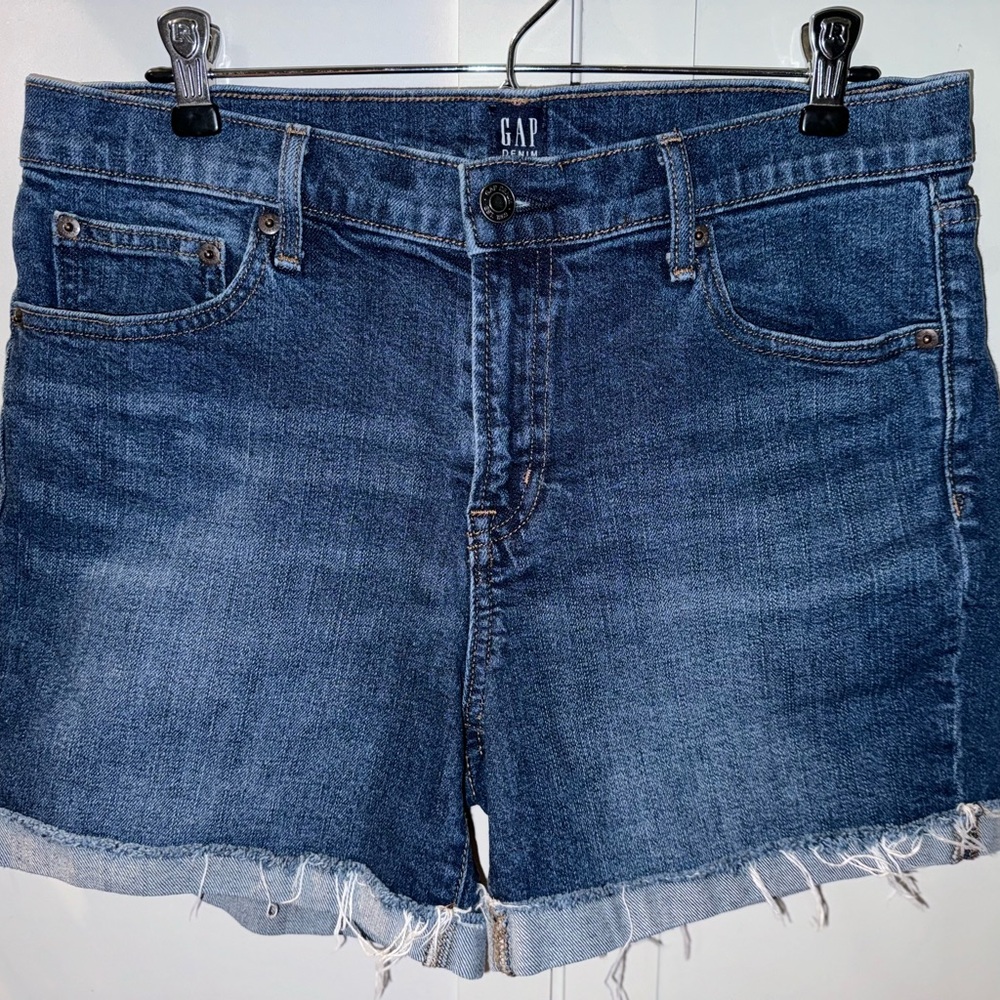GAP WOMENS SHORTS 30” Waist Denim Jeans Cuffed Fraying size 5/6 EUC!